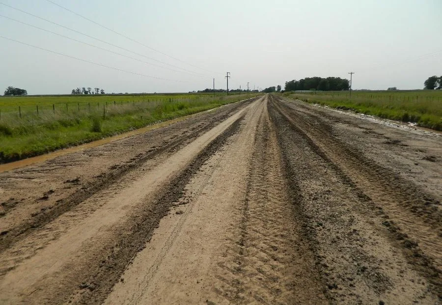 El mismo camino estabilizado con TRIPOL tras la misma lluvia: perfil conservado y calzada transitable