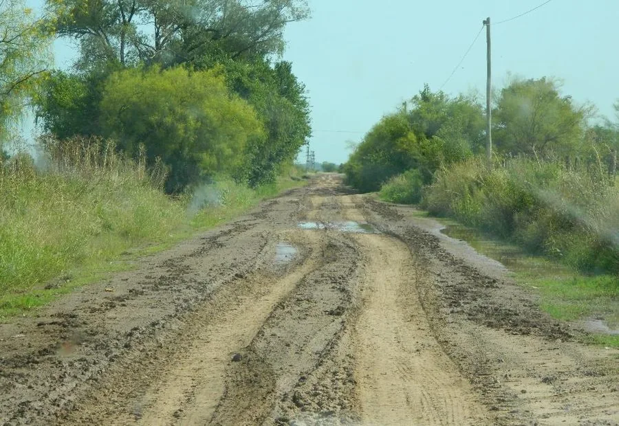 Camino sin estabilizar 48 horas después de una lluvia intensa: huellones y agua retenida