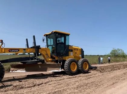 Grader working the road profile