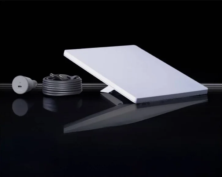 Antena satelital Starlink Mini con su fuente y cable